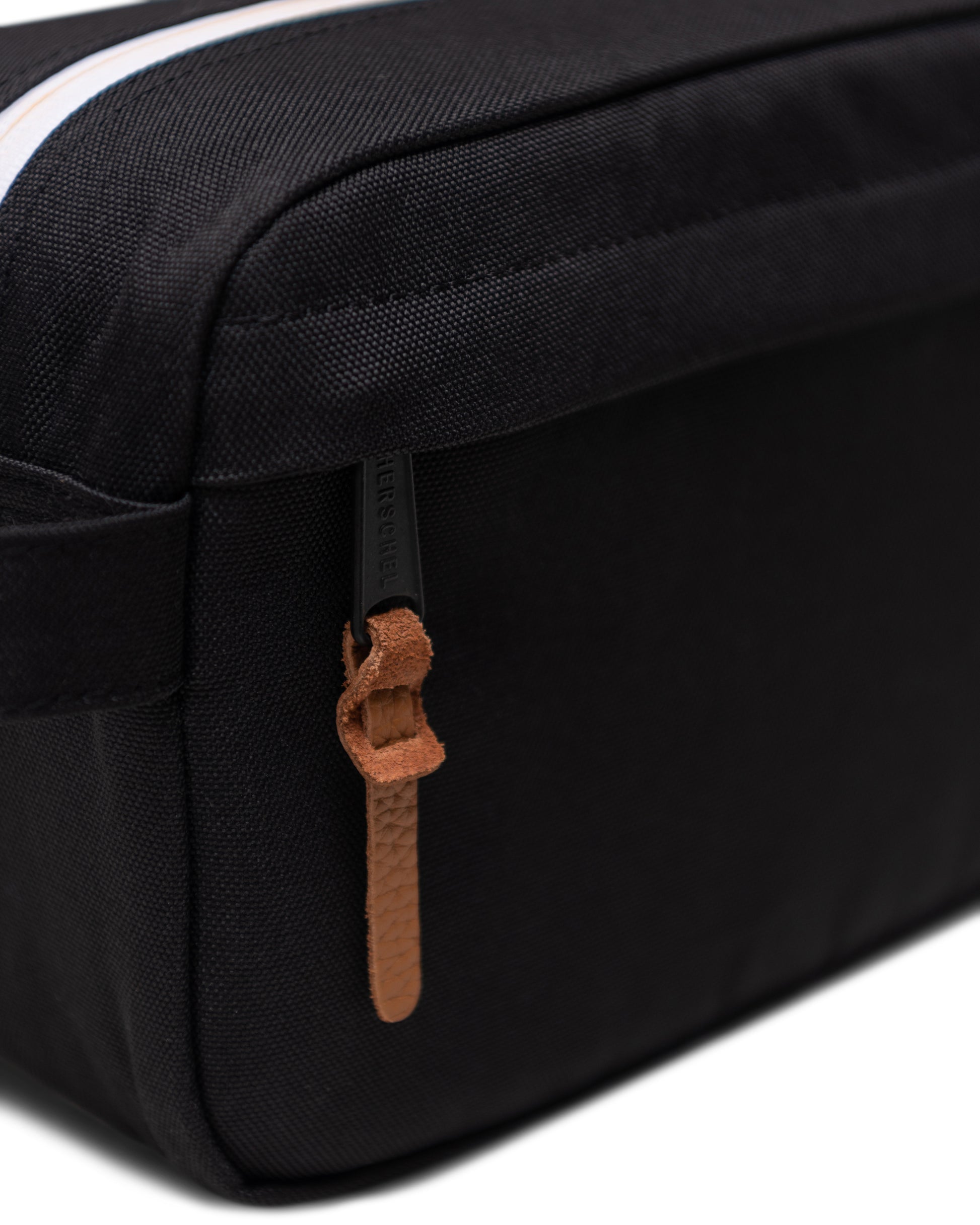 herschel men's chapter travel kit bag Supply Co | - 5L The bag is easy to lift or hang up using the handle on the side Herschel Supply Co. Chapter Travel